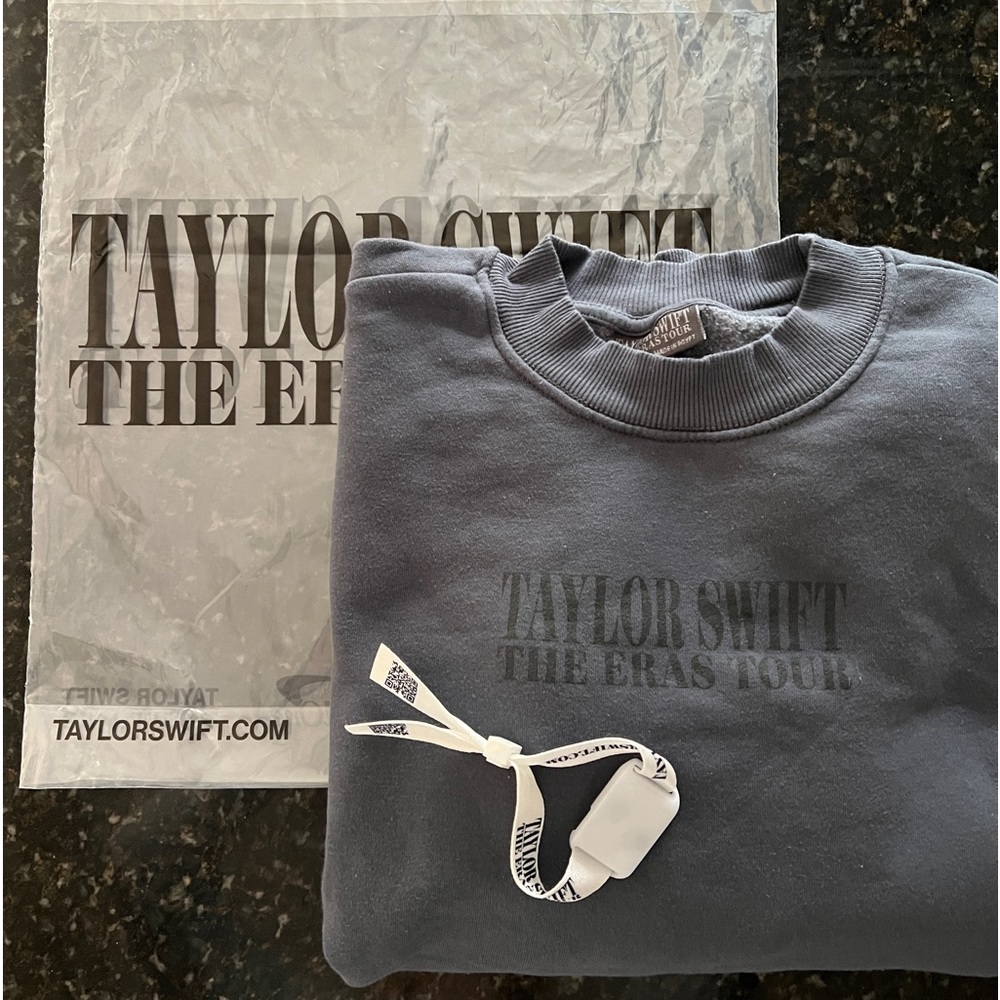 💙Taylor Swift Eras Tour Crewneck International Dates Made in Egypt Size M💙